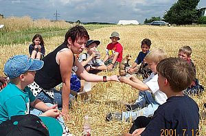 Kinder im Feld