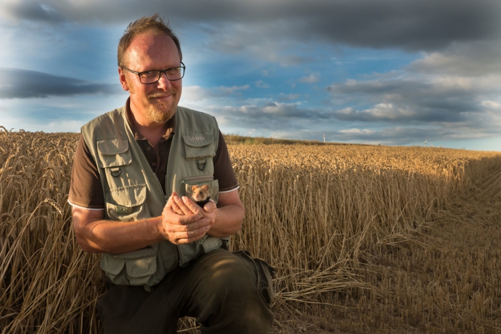 Feldhamsterretter Martin Sattler auf dem Acker