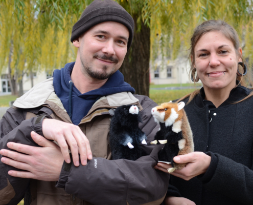 Melanie Albert und André Peters mit Plüsch-Feldhamstern