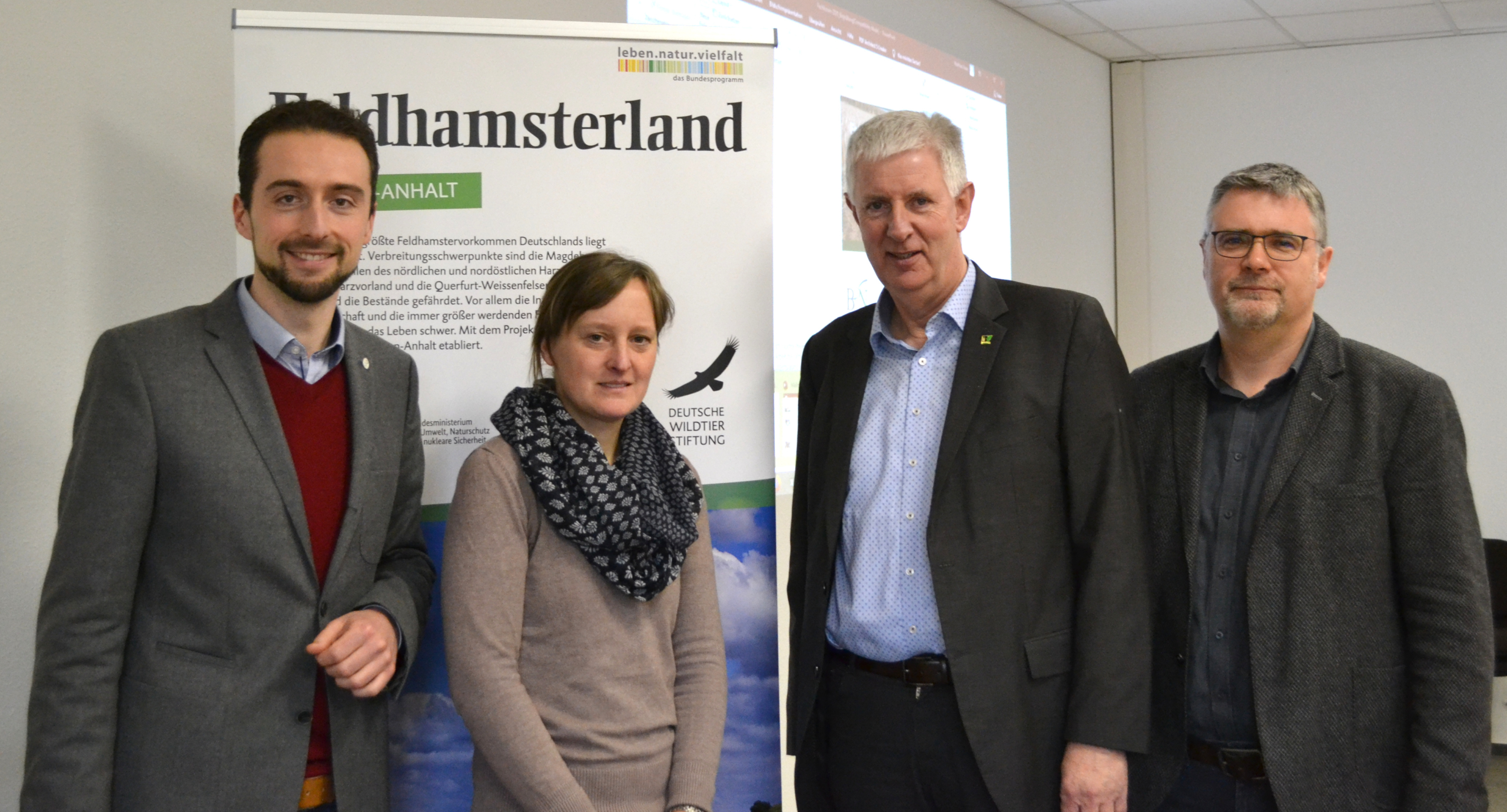 Foto von Olaf Feuerborn, Präsident Bauernverband Sachsen-Anhalt; Dr. Jens Birger, Geschäftsführer Stiftung Kulturlandschaft Sachsen-Anhalt, Saskia Jerosch von der Deutschen Wildtier Stiftung und Moritz Franz-Gerstein von der Deutschen Wildtier Stiftung